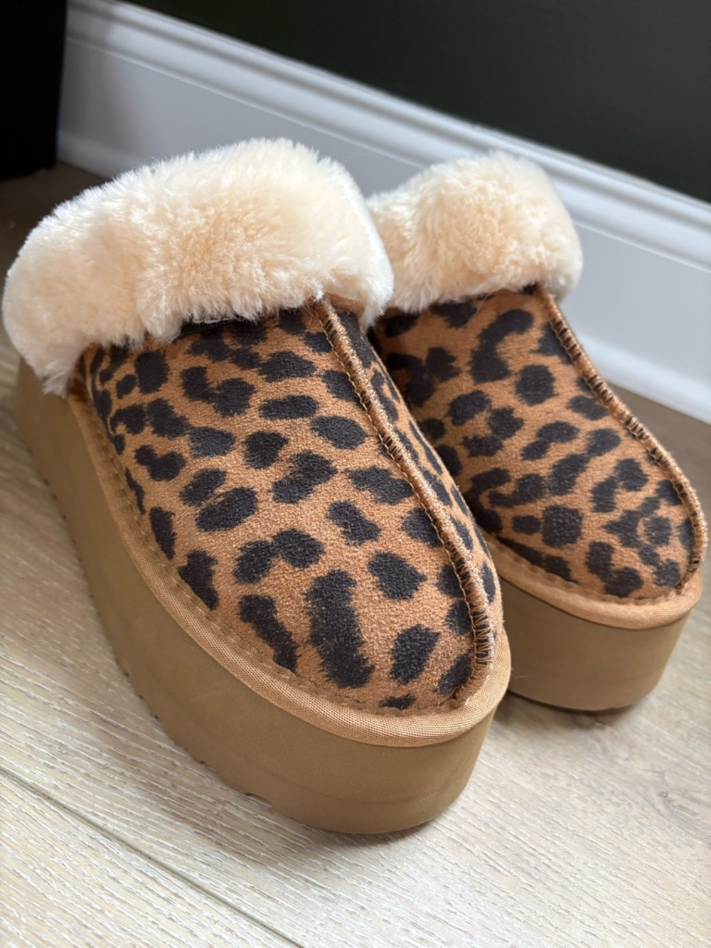 Size 8 Leopard Print Platform Ugg Slides